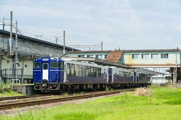 新潟県の観光列車である快速Shu*Kuraが十日町駅に停車する © Sou