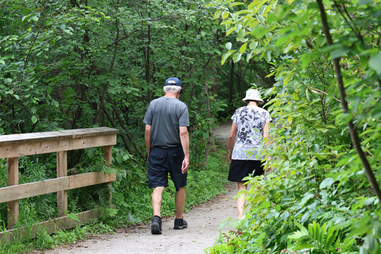 un couple marche dans un parc, Qu&eacute;bec, Canada