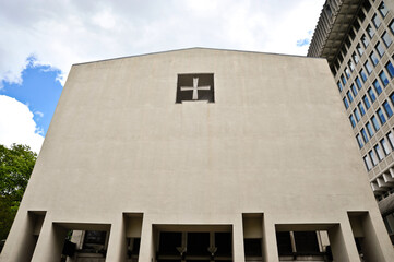 Obraz premium Guards' Chapel at Wellington Barracks in Westminster, London, England Under Dramatic Cloudy Sky