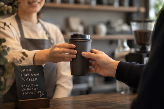 マイタンブラーでテイクアウトコーヒーを受け取るお客様