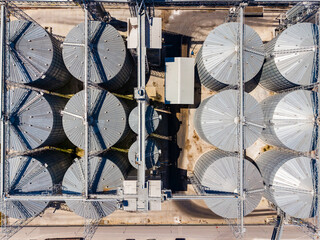 Grain storage facility with silos and equipment viewed from above © DSMT