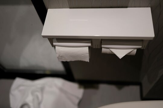 トイレットペーパー三角折りと通常の対比。ホテルのトイレ衛生管理