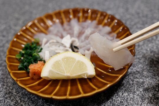 下関産ふぐ刺し。透き通る白身と薄切りレモン。
