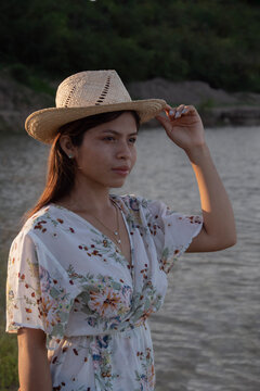 Mujer boliviana de la amazonia modelando con sombrero de paja en las sabanas del Beni