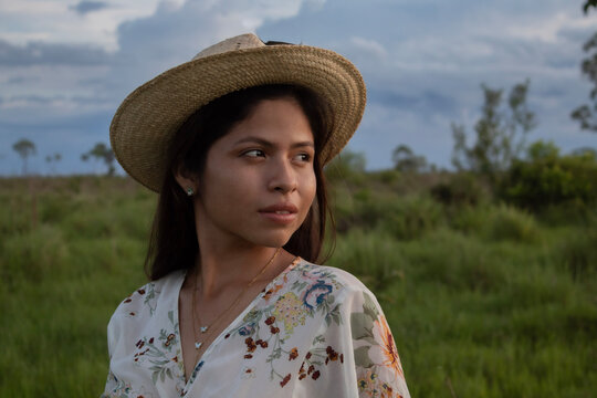 Mujer boliviana de la amazonia modelando con sombrero de paja en las sabanas del Beni