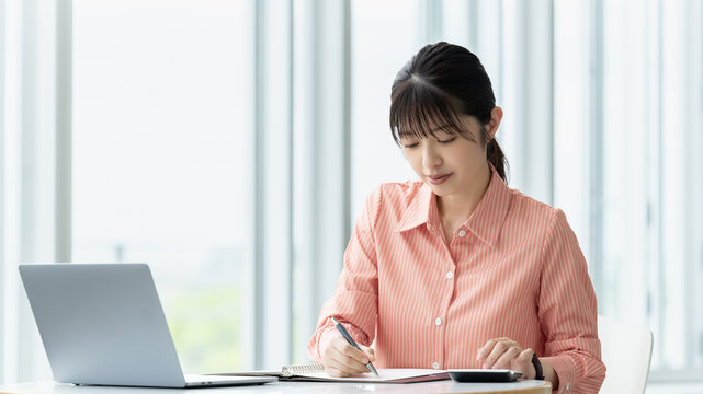 デスクワークをする女性ビジネスウーマン, Businesswoman Doing Desk Work