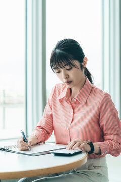 デスクワークをする女性ビジネスウーマン, Businesswoman Doing Desk Work