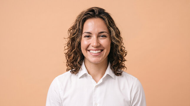 Portrait d&rsquo;une femme souriante aux cheveux boucl&eacute;s