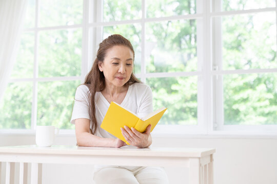 本を読むシニア女性