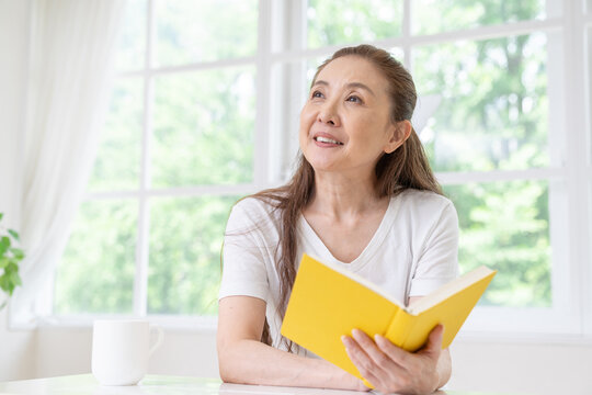 本を読むシニア女性