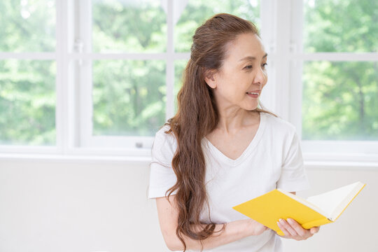 本を読むシニア女性