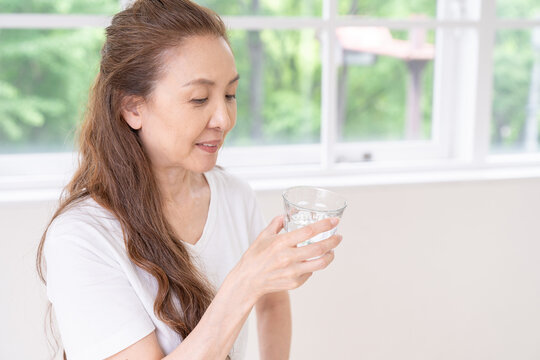 水を飲むシニア女性