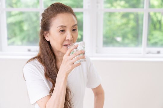 水を飲むシニア女性