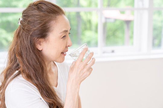 水を飲むシニア女性