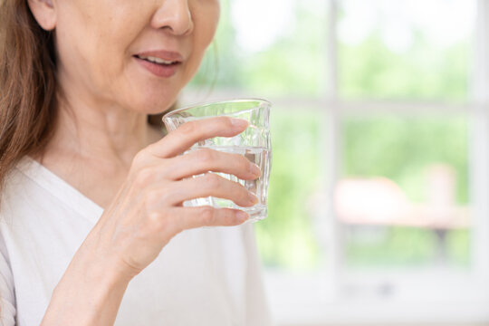 水を飲むシニア女性