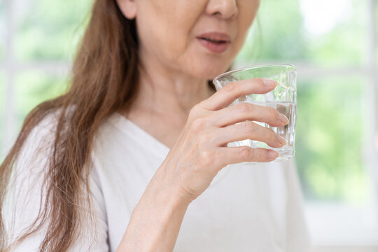 水を飲むシニア女性