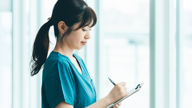 記録をする女性医療スタッフ, Female Medical Professional Taking Notes