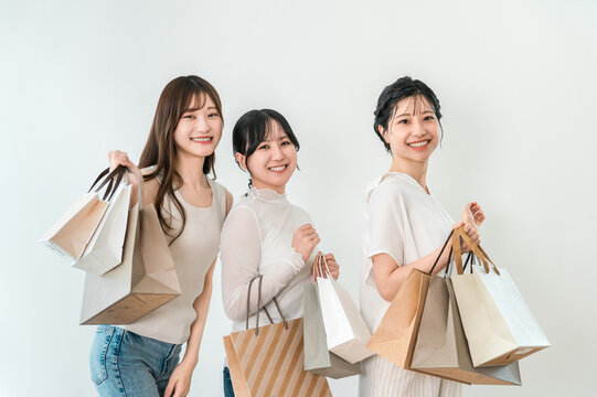ショッピングを楽しむ若いアジア人女性（買い物,セール,バーゲン）