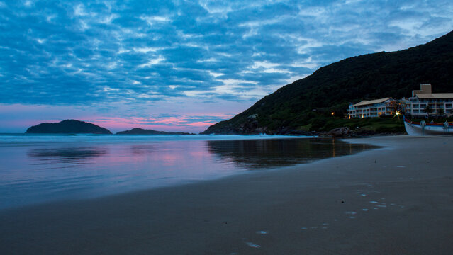 Florianopolis p&ocirc;r-do-sol com nuvens na praia do Santinho Ingleses ilha de Florian&oacute;polis Santa Catarina Brasil 