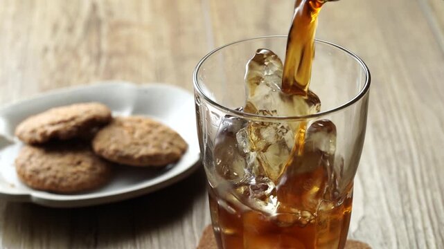 アイスコーヒーを注ぐ