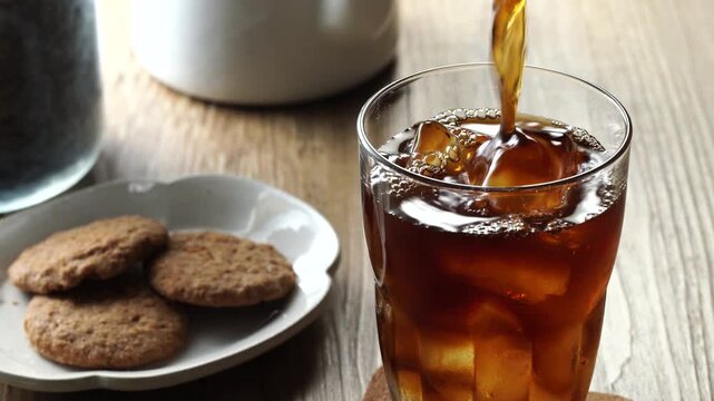 アイスコーヒーを注ぐ