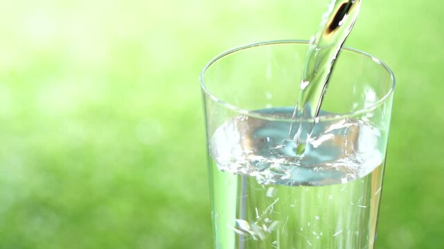 グラスに水を注ぐ