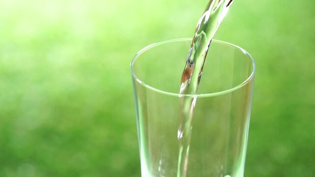 グラスに水を注ぐ