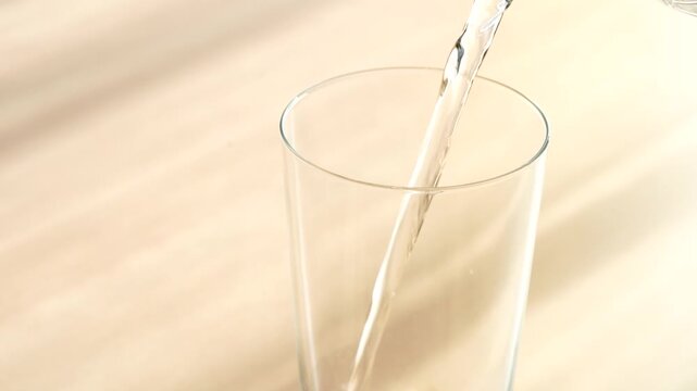コップに水を注ぐ