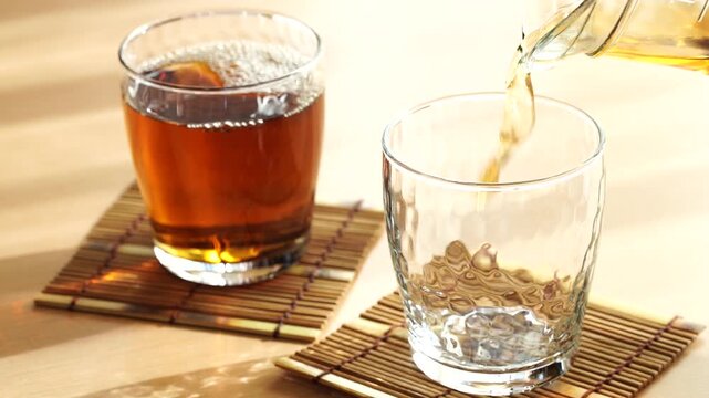 麦茶を注ぐ