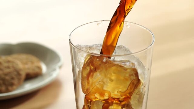 アイスコーヒーを注ぐ