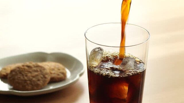 アイスコーヒーを注ぐ