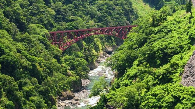 第一白川橋梁を通過する南阿蘇鉄道の列車と阿蘇長陽大橋