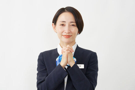 祈るミドル女性スタッフ　白背景