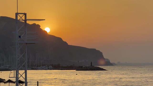 amanecer en la playa . acantilados del mar mediterraneo . la costa y el sol 