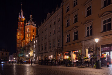 Życie nocne na krakowskim Rynku Głównym | Nightlife at Krakow Main Market Square