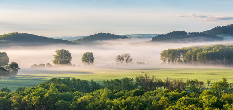 Morgenstimmung im Th&uuml;ringer Becken, H&uuml;gellandschaft mit Nebel im Tal, Th&uuml;ringen, Deutschland 