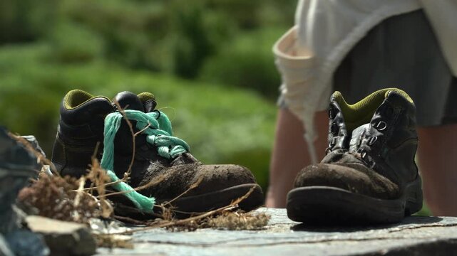 Detalle de unas botas viejas en el Camino de Santiago, reflejando el desgaste, el esfuerzo y la experiencia acumulada durante la peregrinaci&oacute;n.
