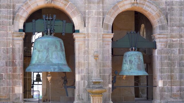 Detalle de las campanas de una de las torres de la Catedral de Santiago de Compostela, destacando su estructura de piedra y su valor hist&oacute;rico y religioso.