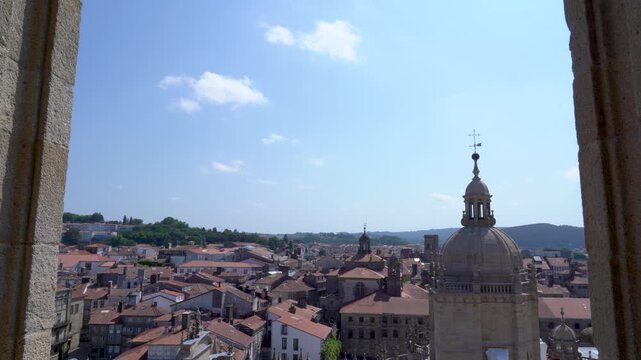 Vista panor&aacute;mica del casco antiguo de Santiago de Compostela, con sus tejados, calles hist&oacute;ricas y la arquitectura monumental de la ciudad gallega.
