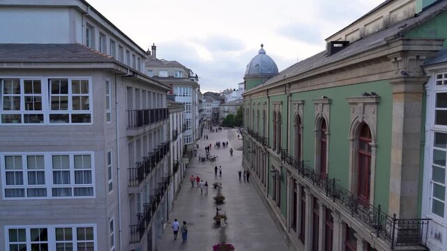 Vista panor&aacute;mica del casco antiguo de Lugo desde lo alto de la muralla romana, con tejados, calles y edificios hist&oacute;ricos de la ciudad.