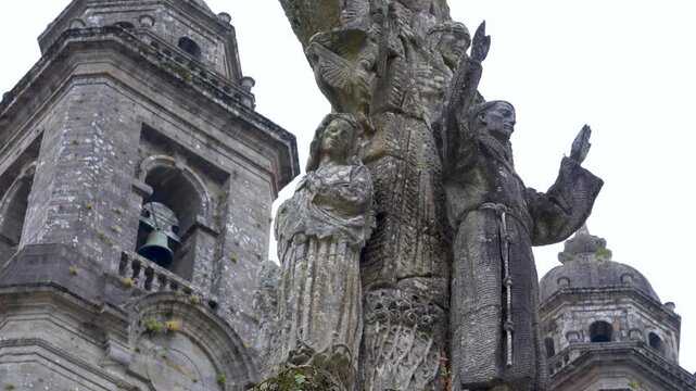 Detalle de las estatuas situadas frente al Santuario de la Esclavitud, en Padr&oacute;n, destacando su valor religioso y el entorno hist&oacute;rico del conjunto.