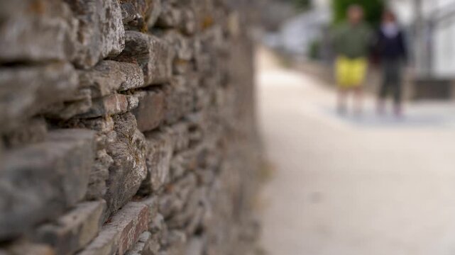 Detalle macro de la muralla romana de Lugo, mostrando la textura, irregularidades y desgaste de sus antiguas piedras.