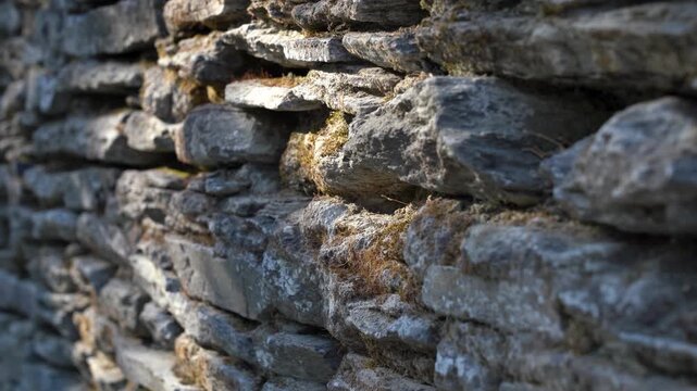 Detalle macro de la muralla romana de Lugo, mostrando la textura, irregularidades y desgaste de sus antiguas piedras.