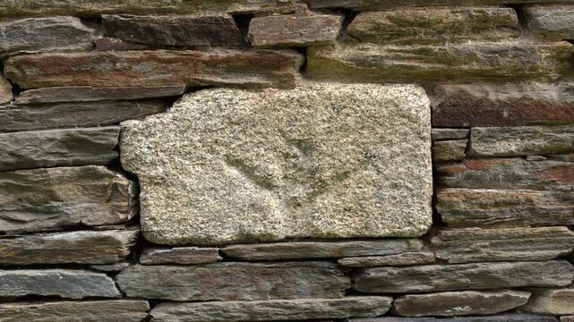 Detalle de un sillar original de la muralla romana de Lugo, mostrando la textura, el desgaste y la t&eacute;cnica constructiva de su piedra hist&oacute;rica.