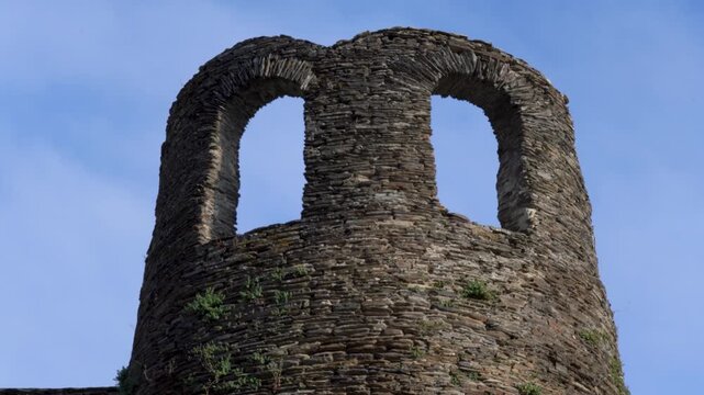 Detalle de una torre de la muralla romana de Lugo, mostrando su s&oacute;lida construcci&oacute;n de piedra y su valor hist&oacute;rico dentro del conjunto defensivo de la ciudad.