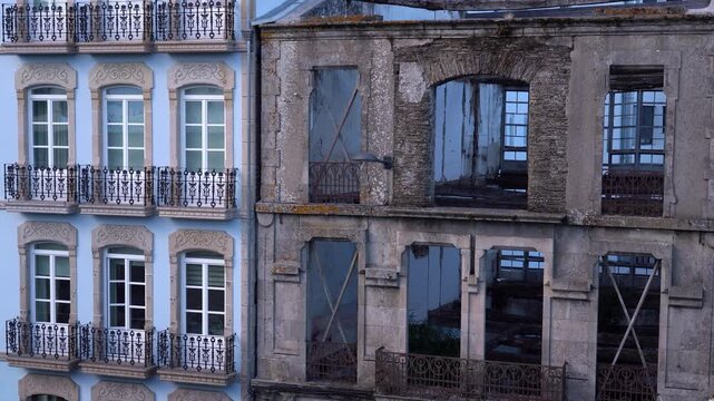 Contraste entre un edificio moderno y otro antiguo en estado de abandono y deterioro en la ciudad de Lugo.