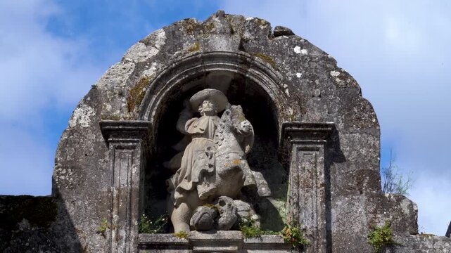 Detalle de la figura de Santiago Matamoros situada en una hornacina de la Puerta de Santiago de la muralla romana de Lugo.