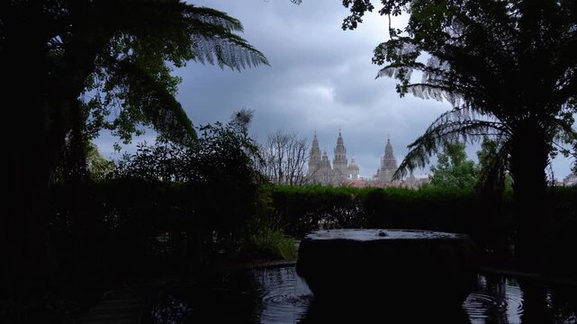 Vista panor&aacute;mica de Santiago de Compostela desde el parque de la Alameda, con las torres de la Catedral destacando sobre los tejados del casco hist&oacute;rico.