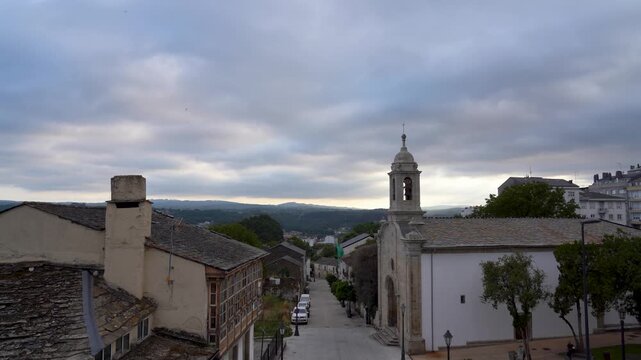Vista del casco antiguo de Lugo desde lo alto de la muralla romana, mostrando tejados, calles hist&oacute;ricas y el entorno urbano de la ciudad amurallada.