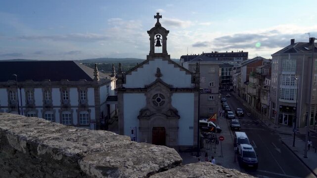 Vista del casco antiguo de Lugo desde lo alto de la muralla romana, mostrando tejados, calles hist&oacute;ricas y el entorno urbano de la ciudad amurallada.